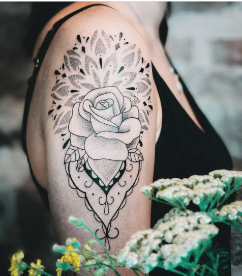 Tatuaż róża na ramieniu