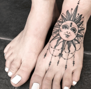 Wzór słońca jako tatuaż na stopie