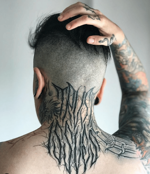 Mężczyzna z dużym tatuażem na karku