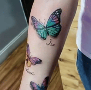 Tatuaże damskie motyle na ręce