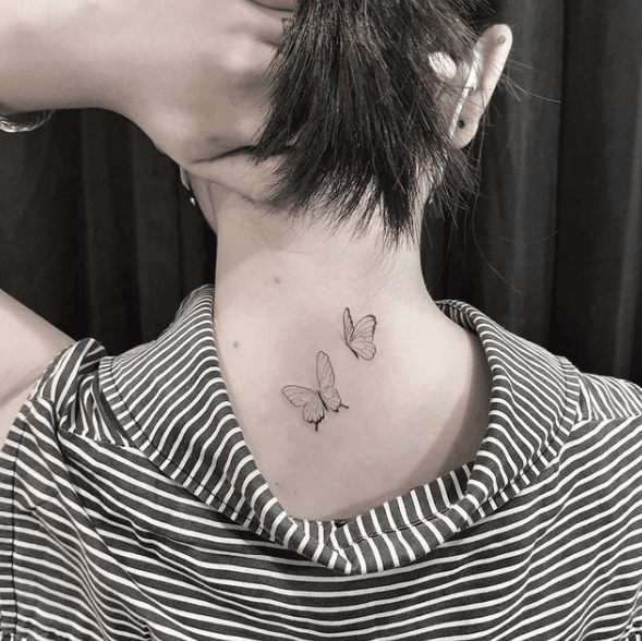 Tatuaże motyle na karku kobiety