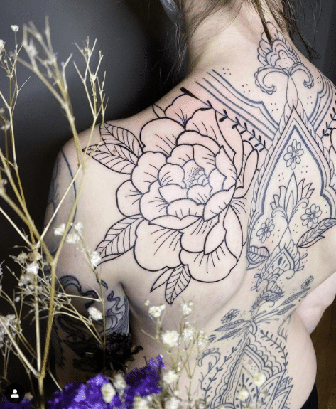 Tatuaż róża na plecach