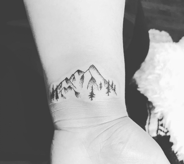 Tatuaż góry na nadgarstku