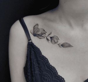 Delikatne tatuaże damskie na obojczyku