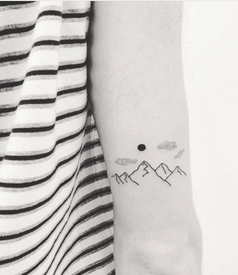 Tatuaż góry u kobiety na ręce