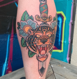 Tatuaż na łydce męski kolorowy lew