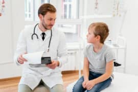 Lekarz rozmawiający z chłopcem o problemie stulejki u dzieci