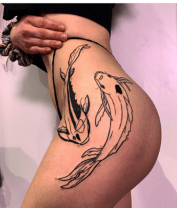 Tatuaz przedstawiający ryby na kobiecym biodrze