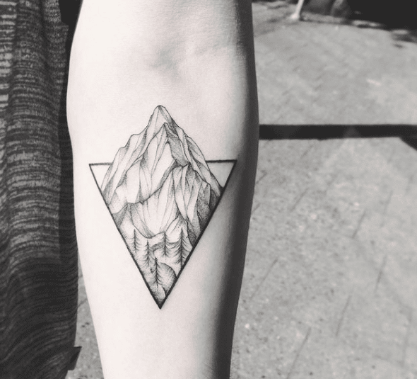 Tatuaż góry w trójkącie