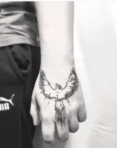 Tatuaz linie na dłoni