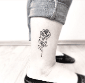 Tatuaz linie kwiat przy kostce