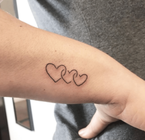Tatuaz linie serca na ręce