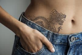 Tatuaż na biodrze – 5 pomysłów dla pasjonata tatuażu