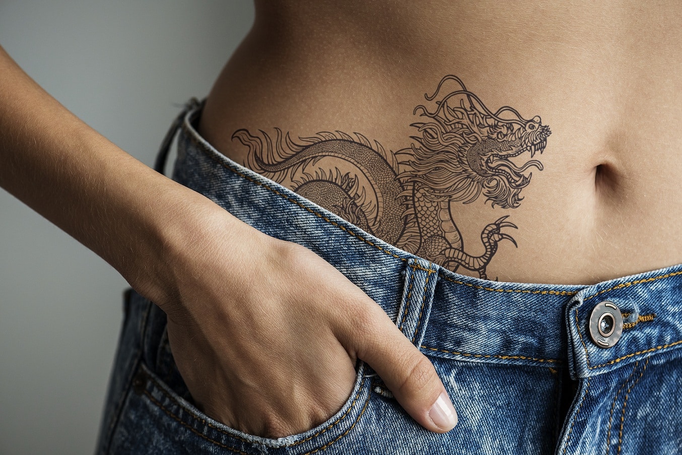 Kobieta z tatuażem na biodrze