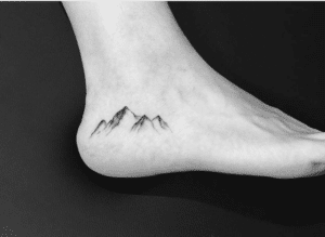Tatuaz na kostce wzgórza