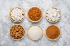 Tyty cukrów i różnice między cukrem brązowym a cukrem trzcinowym