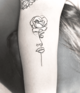 Fineline tattoo kwiat róży