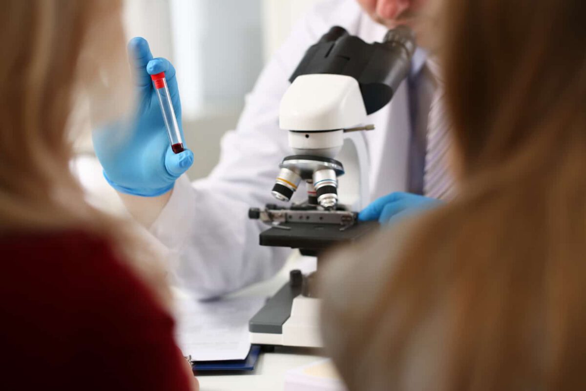 Laborant badający komórki macierzyste do przeszczepu