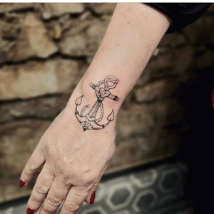 Tatuaz kotwica na dłoni - jego znaczenie i symbolika