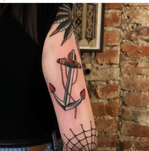 Tatuaz kotwica symbolizujący bezpieczeństwo