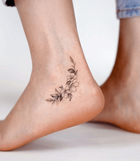 Tatuaż na kostce kwiaty