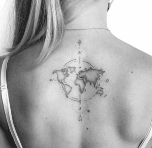 Tatuaż kierunki świata na plecach kobiety