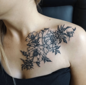 Kwiaty jako damski tatuaż na obojczyku