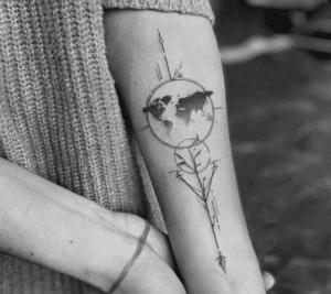 Tatuaż kierunki świata na ręce