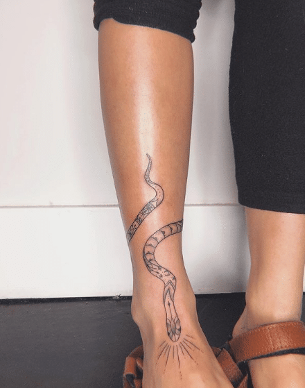 Tatuaż na kostce wąż