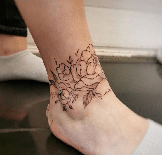 Tatuaż damski na kostce kwiaty