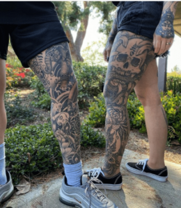 Mężczyźni w tatuażach na nogach i łydkach