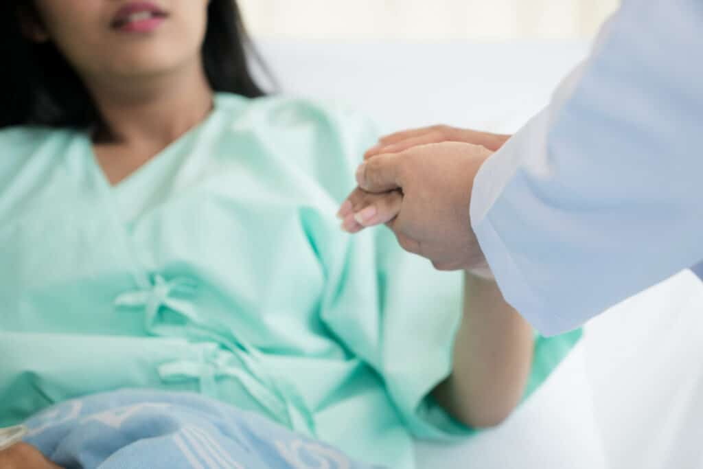 Kobieta przebywajaca na leczeniu szpitalnym z powodu żółtaczki