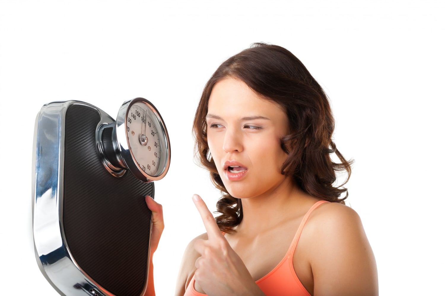 Kobieta na diecie z waga w ręku która za wszelką cenę pragnie uniknąć efektu jojo
