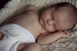 Zaparcia u niemowlaka – co trzeba o nich wiedzieć i jak z nimi postępować?