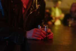 Kobieta w barze mająca problem alkoholowy