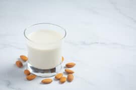Białko roślinne zawarte w mleku migdałowym