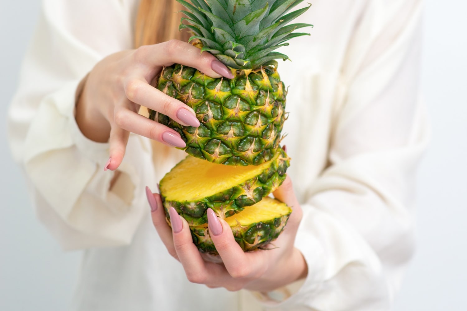 Dieta frutariańska, ananas w rękach kobiety na diecie owocowej