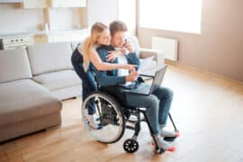 Osoba z grupą inwalidzką planuje meblowanie mieszkania ze swoją żoną