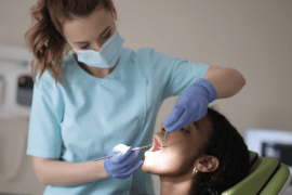 Kobieta u stomotaloga leczy zęby