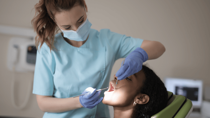 Kobieta u stomotaloga leczy zęby