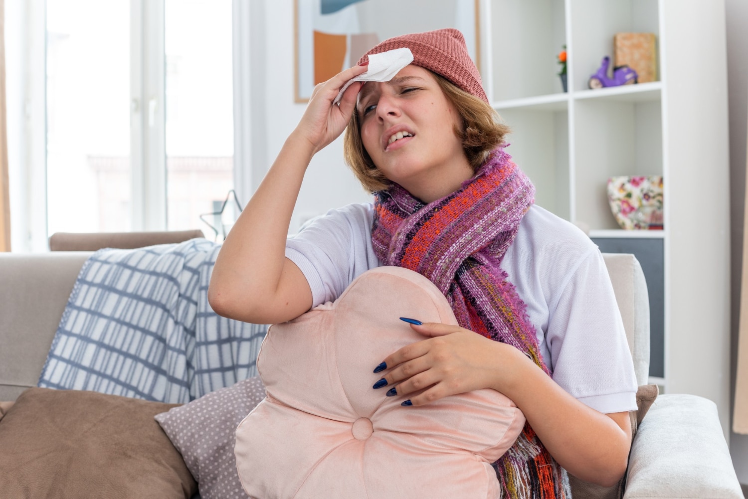 Kobieta z grypą zastanawiająca sie ile trwa gorączka przy grypie
