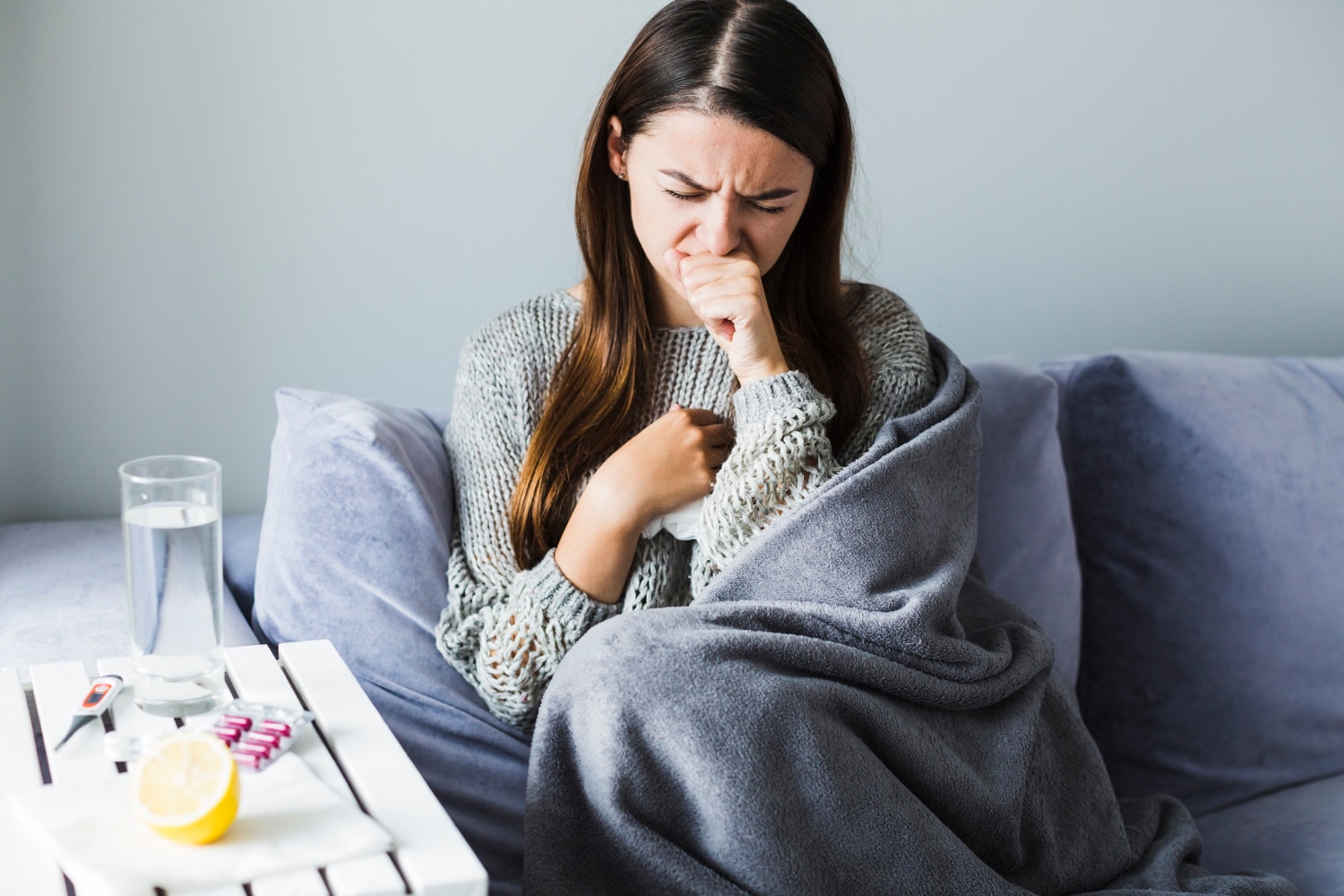 Kobieta chora na grypę żołądkową