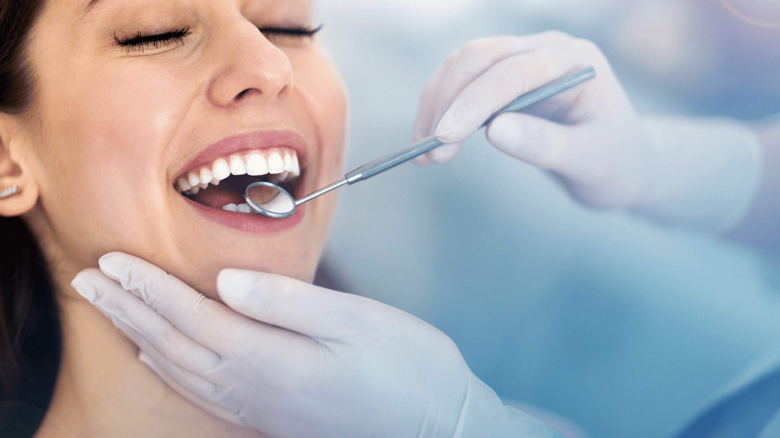 Kobieta na wizycie u stomatologa