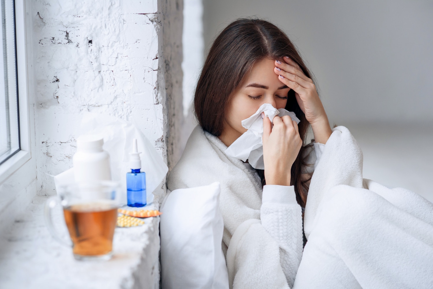 Młoda kobieta z objawami grypy