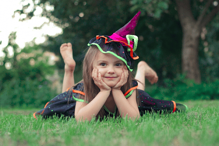 Dziewczynka w stroju czarownicy na halloween