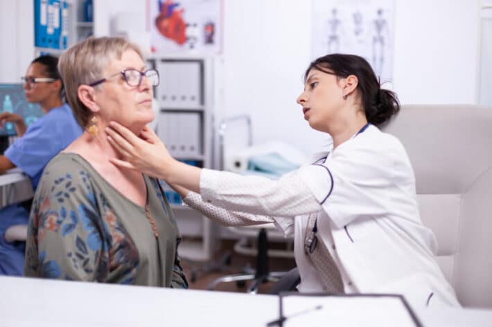 Kobieta u lekarza z problemem hypoechogenicznych guzków tarczycy ze zwapnieniami