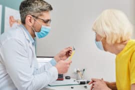 Leczenie niedosłuchu u osoby starszej przez specjaliste