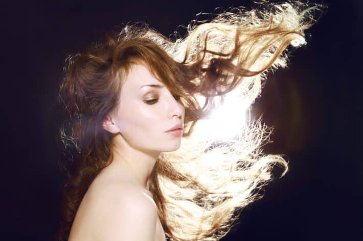 Kobieta używjaca biotyny na włosy
