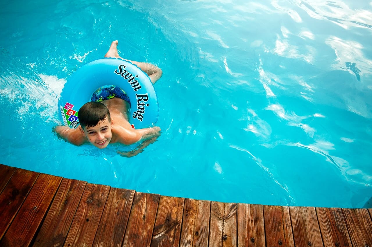 dziecko na basenie z kurzajką