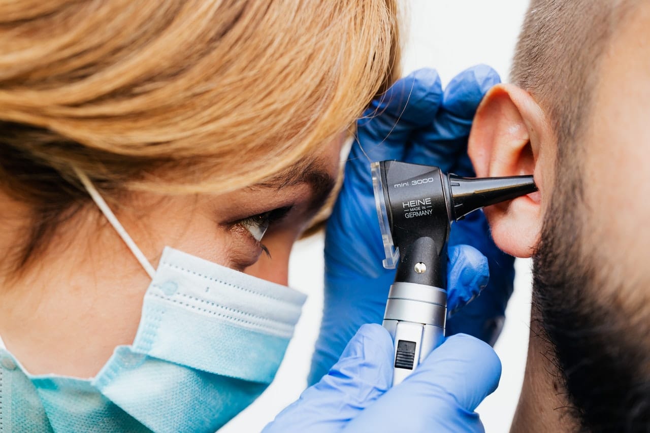 laryngolog bada uszy pacjentowi